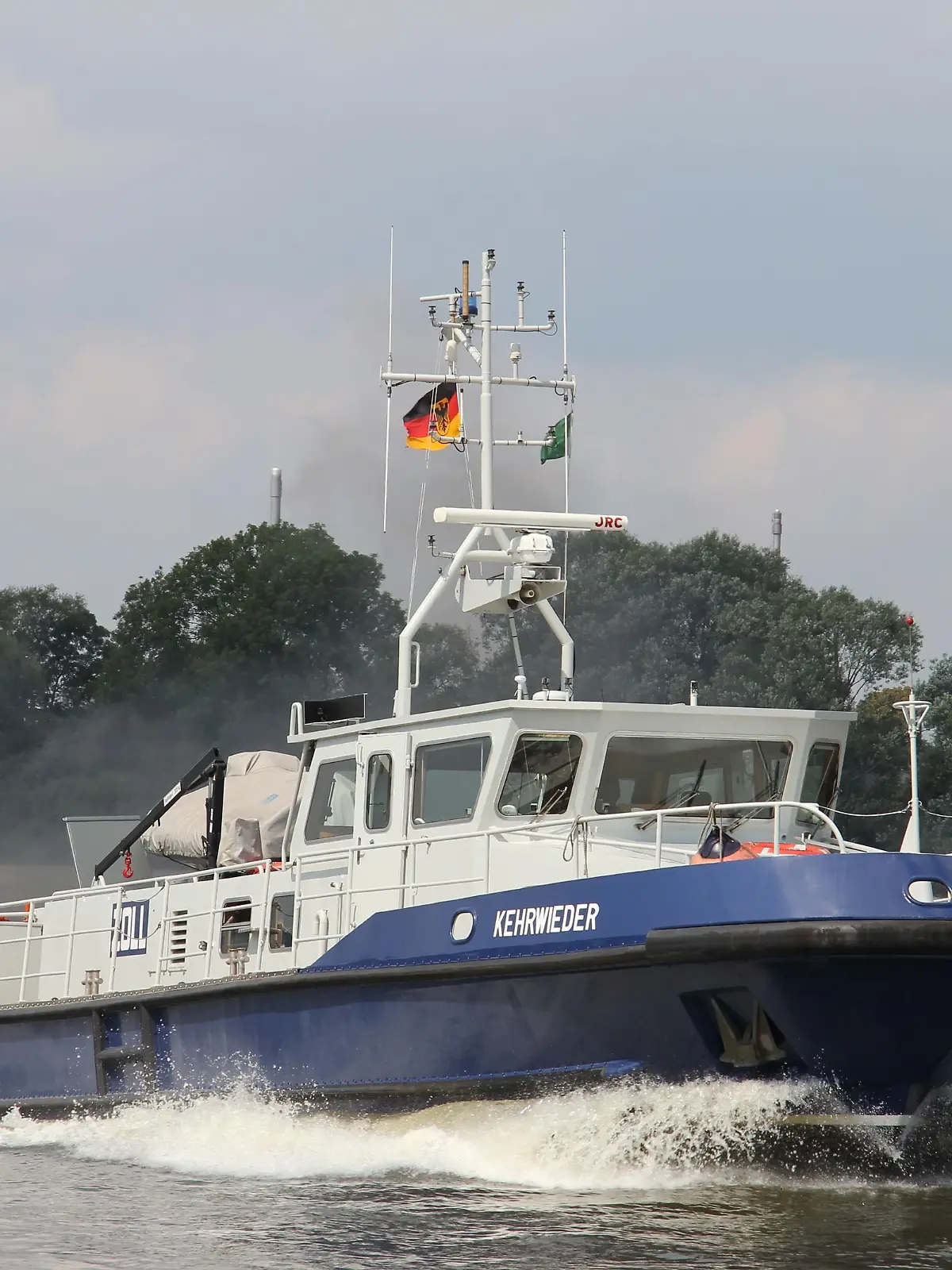 Minutenlang treibt der Mann in der 6 Grad kalten Elbe.