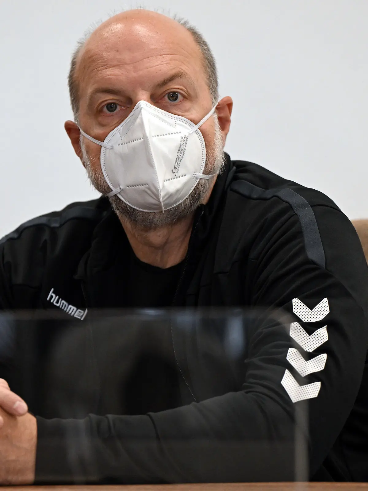 ARCHIV - 27.06.2022, Nordrhein-Westfalen, Köln: Thomas Drach, Angeklagter, sitzt im Gerichtssaal. Im Prozess gegen den früheren Reemtsma-Entführer in Köln hat die Staatsanwaltschaft in ihrem Plädoyer 15 Jahre Haft sowie Sicherungsverwahrung für den Angeklagten gefordert. (zu dpa: «Drach-Prozess: Anklage fordert lange Haft und Sicherungsverwahrung») Foto: Federico Gambarini/dpa +++ dpa-Bildfunk +++