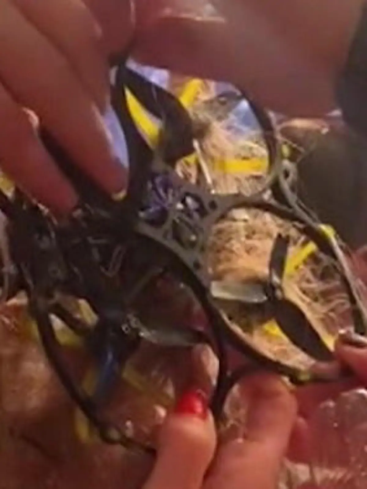 DJ Alok legt in Brasilien auf und will eigentlich ein paar Luftaufnahmen des Auftritts mit seiner Drohne machen. Blöd nur, dass die genau auf dem Kopf einer Frau landet und sich mit den Propellern in ihren Haaren verfängt.