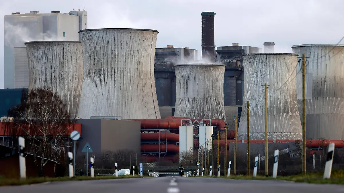 Impression vom RWE-Kraftwerk Bergheim Niederaußem. Das Kohlekraftwerk zieht seine Schwaden in die kalte Winterluft. In der Umgebung glänzen Strommasten, Windräder und Wolkenformationen in der kalten Wintersonne. Stadtwerke geben bekannt: Strompreise steigen für Privathaushalte 2024 um 32 Prozent. Grund ist eine Entscheidung der Bundesregierung, Gelder in Höhe von 5,5 Milliarden zur Stabilisierung der Netzentgelte zu streichen. Themenbild, Symbolbild. Bergheim, 26.12.2023 NRW Deutschland *** Impression of RWEs Bergheim Niederaussem power plant The coal-fired power plant billows out into the cold winter air In the surrounding area, electricity pylons, wind turbines and cloud formations gleam in the cold winter sun Municipal utilities a Copyright: xChristophxHardtx