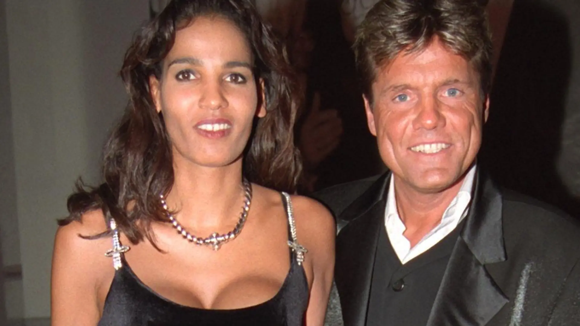 Popsänger Dieter Bohlen mit seiner Freundin Nadja Abd el Farrag bei der 50sten Bambi-Verleihung am 7.11.1998 in Karlsruhe. Dieter Bohlen will nach einem Bericht der «Bild»-Zeitung seine langjährige Lebensgefährtin Nadja Abd el Farrag («Naddel») heiraten. In der Neujahrsnacht habe der Modern Talking- Sänger ihr die Heirat versprochen, berichtete das Blatt am 2.1.1999. Der dpa erklärte der 44jährige auf Anfrage: «Kein Kommentar.» Bohlen plane eine Doppelhochzeit mit seinem Modern Talking-Partner Thomas Anders und dessen Freundin Claudia Hess, schrieb die «Bild»- Zeitung. «Wir machen eine Doppelhochzeit. Denn Thomas ist in seine Claudia genauso verliebt, wie ich in Nadja.» Auch Anders wollte mögliche Heiratspläne nicht kommentieren.