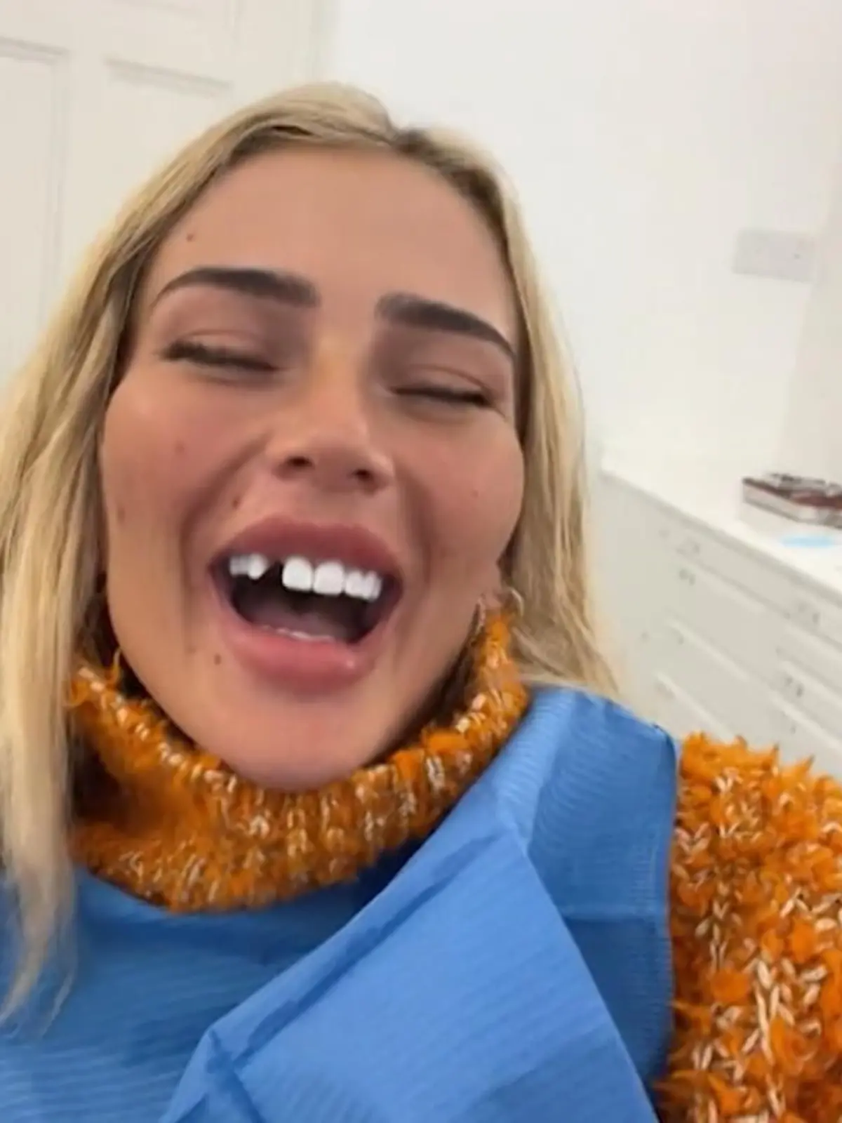 Bild zu: "Loredana verliert einen Zahn"