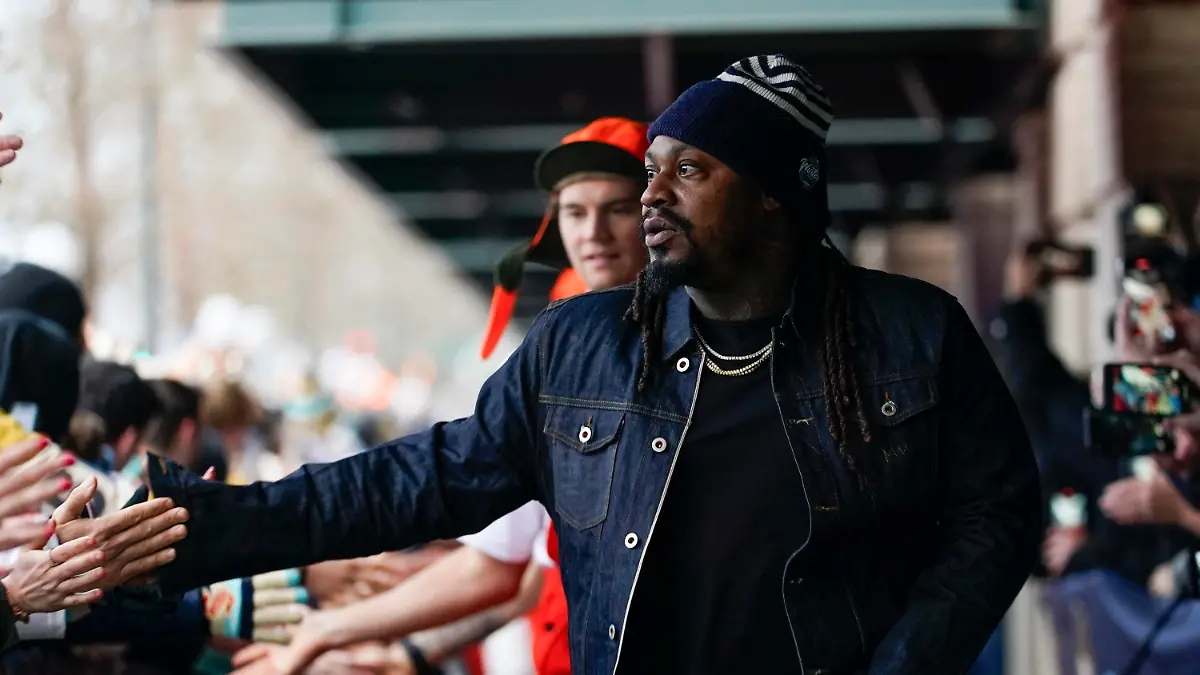 Former Seattle Seahawks running back Marshawn Lynch greets fans as he arrivers with the Seattle Kraken before the NHL Winter Classic hockey game against the Vegas Golden Knights, Monday, Jan. 1, 2024, in Seattle. (AP Photo/Lindsey Wasson)