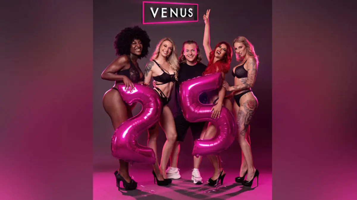 Neben den „Venus“-Stars Micaela Schäfer, Josy Black, Hanna Secret und Fiona Fuchs ist auch YouTube-Star Ron Bielecki als Werbegesicht für die Messe dabei.