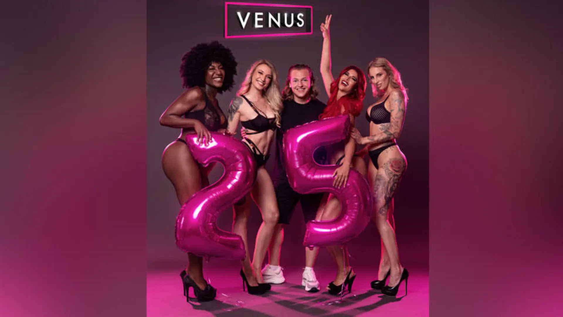 Neben den „Venus“-Stars Micaela Schäfer, Josy Black, Hanna Secret und Fiona Fuchs ist auch YouTube-Star Ron Bielecki als Werbegesicht für die Messe dabei.