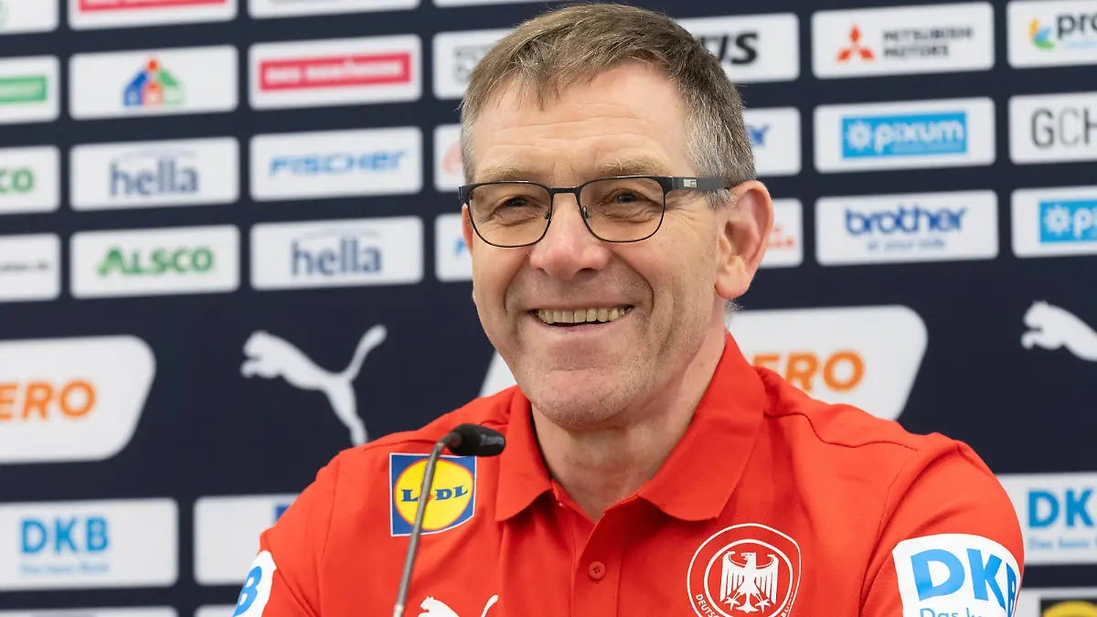 DHB-Pressekonferenz vor der EHF EURO 2024 Bundestrainer Alfred Gislason mit guter Laune bei der PK. Medientermin mit Bundestrainer Alfred Gislason und Vorstand Axel Kromer am 29. Dezember 2023 in Frankfurt am Main., Frankfurt am Main Hessen Deutschland Lindner Frankfurt Sportpark *** DHB press conference ahead of the EHF EURO 2024 National coach Alfred Gislason in a good mood at the press conference Media event with national coach Alfred Gislason and Head of Sport Axel Kromer on December 29, 2023 in Frankfurt am Main , Frankfurt am Main Hessen Germany Lindner Frankfurt Sportpark