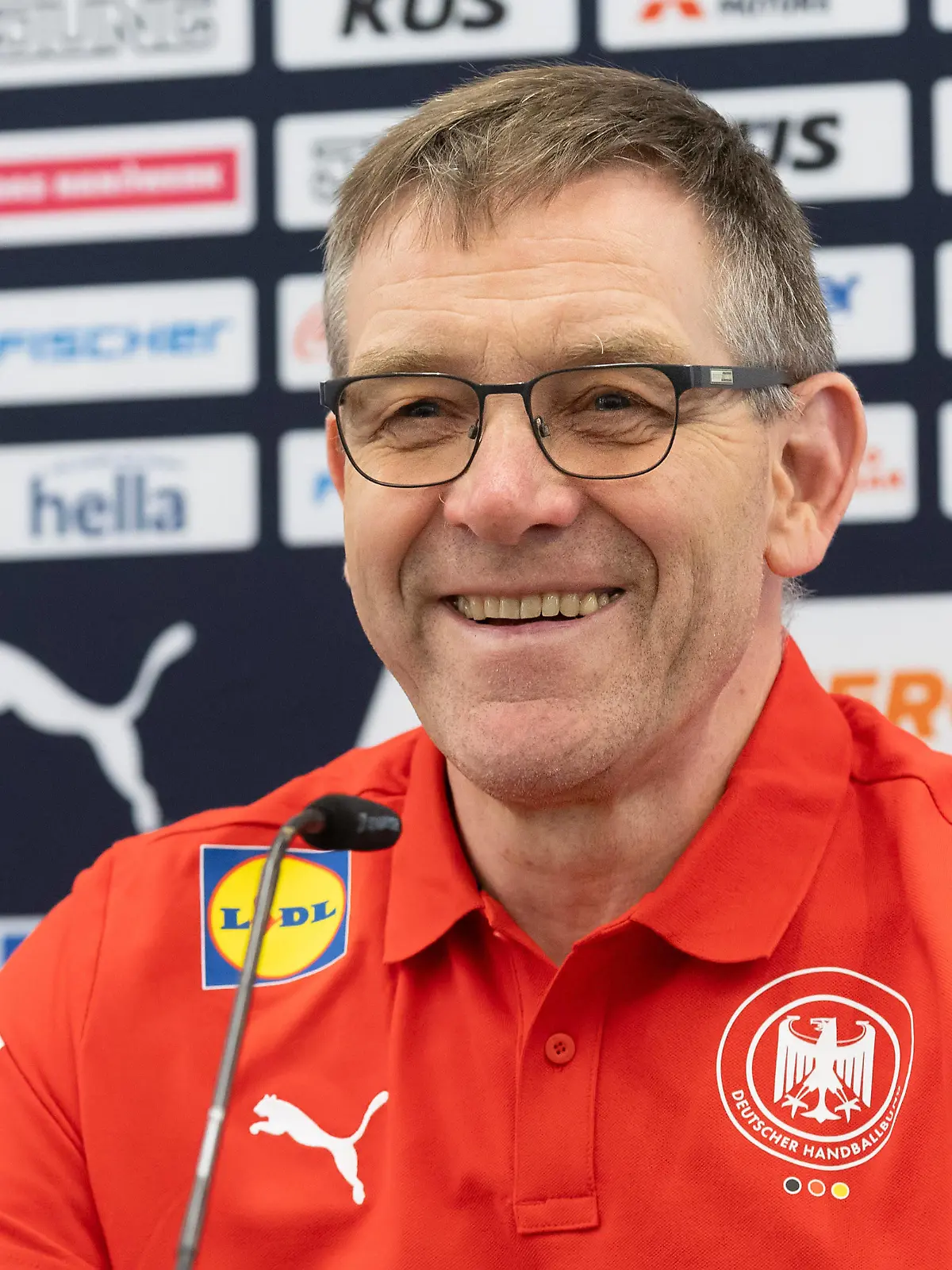 DHB-Pressekonferenz vor der EHF EURO 2024 Bundestrainer Alfred Gislason mit guter Laune bei der PK. Medientermin mit Bundestrainer Alfred Gislason und Vorstand Axel Kromer am 29. Dezember 2023 in Frankfurt am Main., Frankfurt am Main Hessen Deutschland Lindner Frankfurt Sportpark *** DHB press conference ahead of the EHF EURO 2024 National coach Alfred Gislason in a good mood at the press conference Media event with national coach Alfred Gislason and Head of Sport Axel Kromer on December 29, 2023 in Frankfurt am Main , Frankfurt am Main Hessen Germany Lindner Frankfurt Sportpark