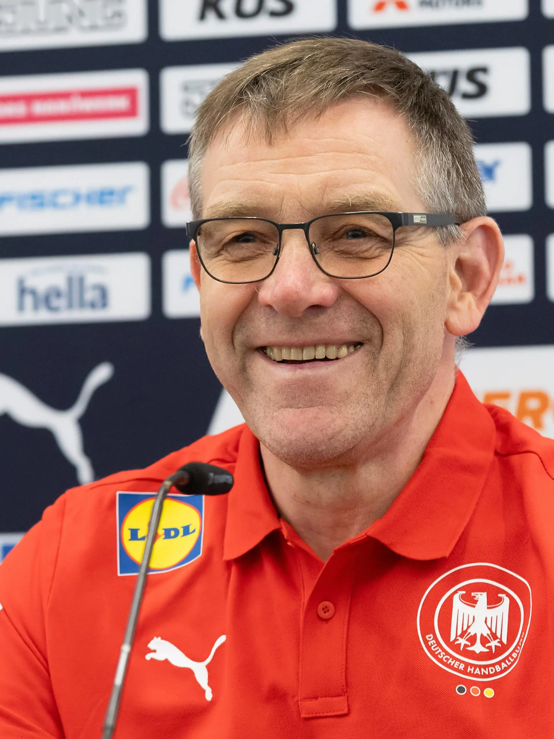 DHB-Pressekonferenz vor der EHF EURO 2024 Bundestrainer Alfred Gislason mit guter Laune bei der PK. Medientermin mit Bundestrainer Alfred Gislason und Vorstand Axel Kromer am 29. Dezember 2023 in Frankfurt am Main., Frankfurt am Main Hessen Deutschland Lindner Frankfurt Sportpark *** DHB press conference ahead of the EHF EURO 2024 National coach Alfred Gislason in a good mood at the press conference Media event with national coach Alfred Gislason and Head of Sport Axel Kromer on December 29, 2023 in Frankfurt am Main , Frankfurt am Main Hessen Germany Lindner Frankfurt Sportpark