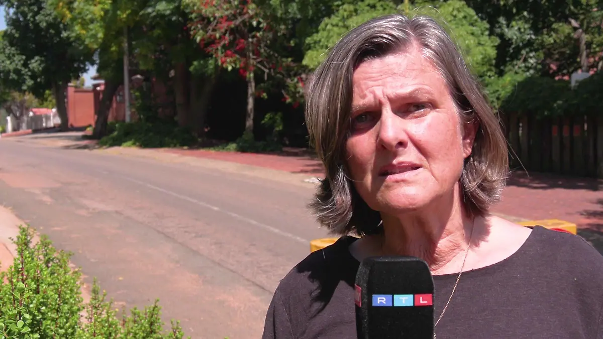 Nicole Macheroux-Denault vor dem Anwesen, in das Oscar Pistorius nach seiner Haftentlassung einziehen wird.