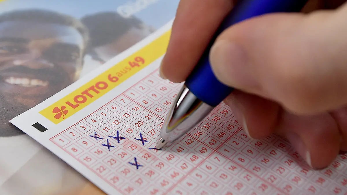 ARCHIV - 27.02.2018, Brandenburg, Potsdam: Ein Lottoschein wird ausgefüllt. Alle paar Tage gibt es die Chance auf Millionen im Lotto. Über 30 Tipper freuten sich 2023 in Nordrhein-Westfalen über einen siebenstelligen Gewinn. (zu dpa "Lottojahr 2023: Neue Millionäre und eine ungewöhnliche Taktik") Foto: Bernd Settnik/dpa +++ dpa-Bildfunk +++