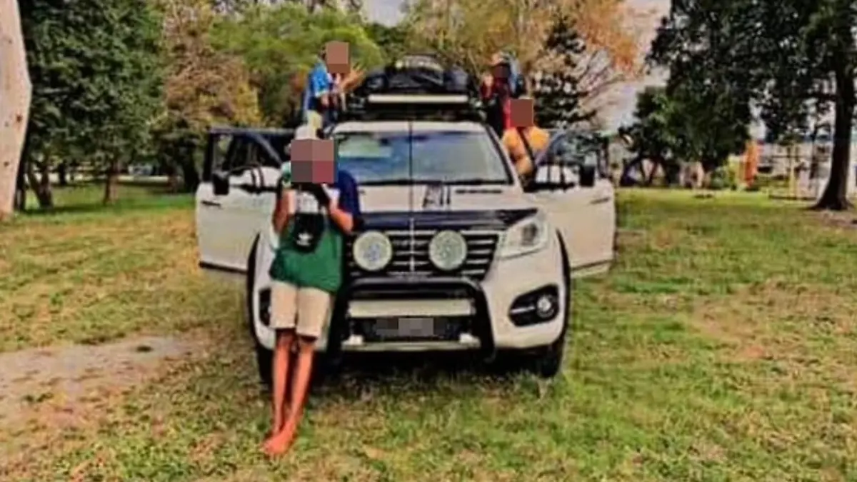 Ein Auto mit Personen