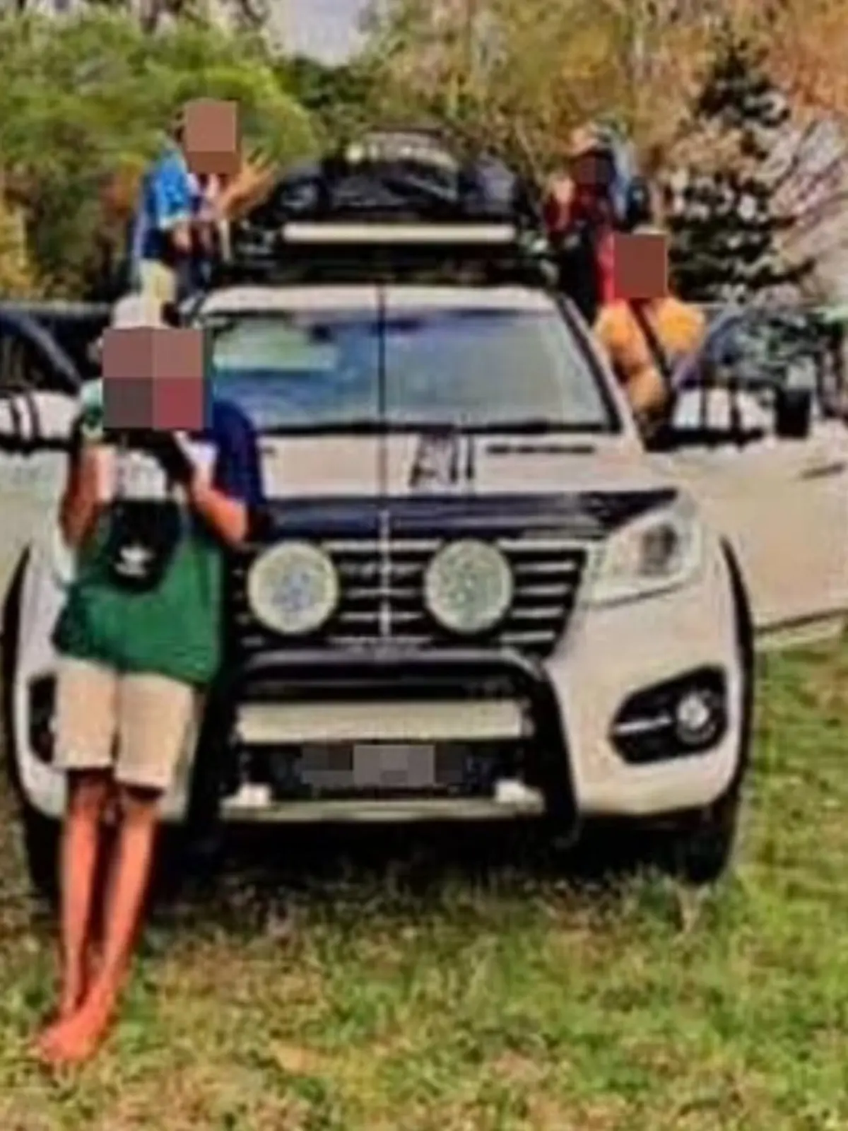 Ein Auto mit Personen