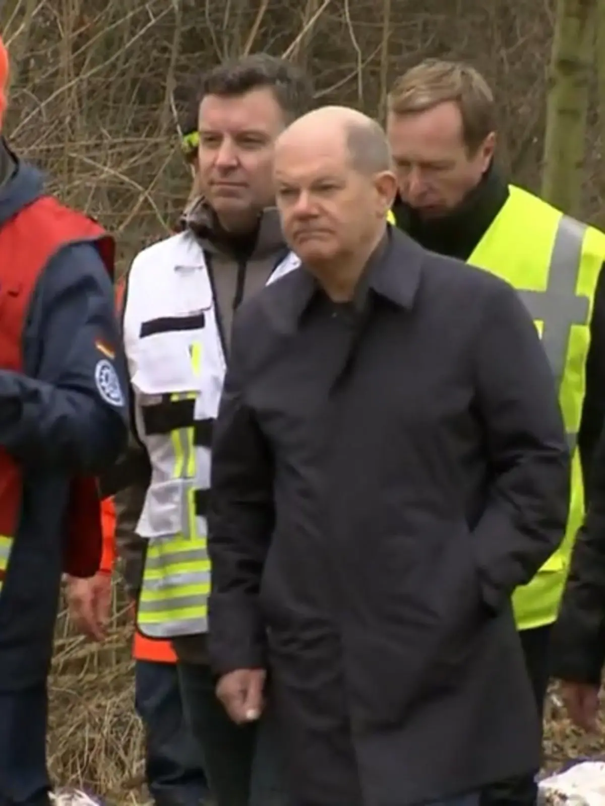 Die katastrophale Lage in einigen deutschen Hochwassergebieten steht heute ganz oben auf der Agenda des Bundeskanzlers: Olaf Scholz 
ist heute zu Besuch im Süden von Sachsen-Anhalt - gemeinsam mit Landeschef Haseloff, und mit Bundesumweltministerin Lemke. 
 In Oberröblingen hat er sich u.a. an einem Deich ein Bild von der aktuellen Lage gemacht.