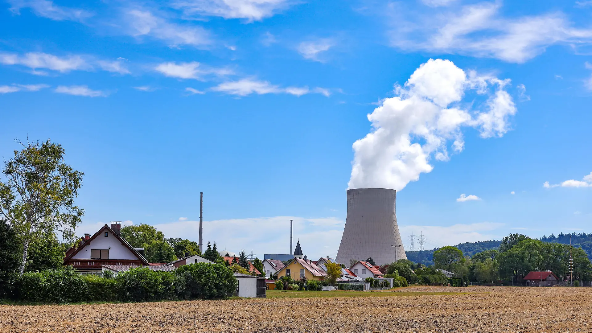  Atomkraft Atomkraftwerk Das Kernkraftwerk Isar, auch Kernkraftwerk Isar/Ohu liegt in Niederbayern im Dorf Unterahrain Markt Essenbach Kreis Landshut, 14 Kilometer flussabwärts von Landshut, auf dem Gebiet des Marktes Essenbach. Auf dem Werksgelände des Kraftwerks befinden sich zwei bautechnisch völlig unterschiedliche Reaktoren. Seit März 2011 ist nur noch der Block 2 im Betrieb. Betreiber ist die Firma PreussenElektra / Atomkraft Atomkraftwerk Strom Atomstrom Energie Atomenergie Grüner Strom Kühlturm Wasserdampf Dampf Wasser Himmel Blau Wolken / Datum: 12.08.2022 / *** Nuclear power Nuclear power plant The nuclear power plant Isar, also nuclear power plant Isar Ohu is located in Lower Bavaria in the village Unterahrain market Essenbach