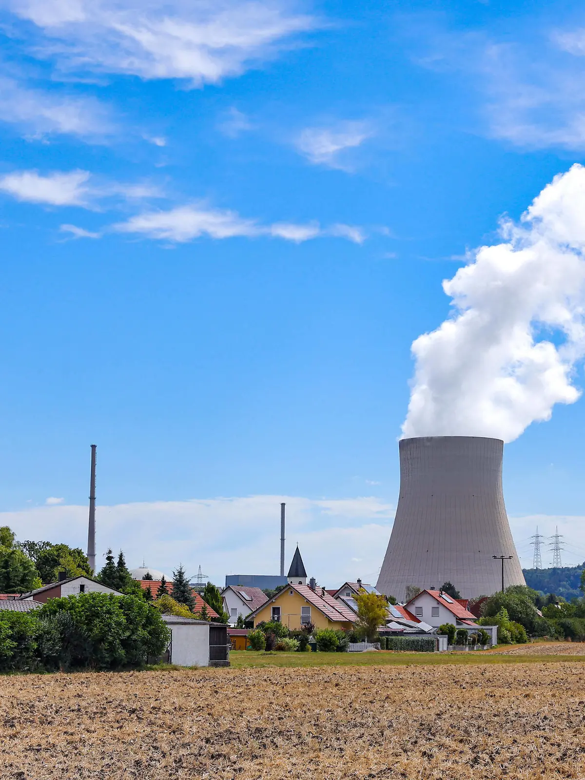  Atomkraft Atomkraftwerk Das Kernkraftwerk Isar, auch Kernkraftwerk Isar/Ohu liegt in Niederbayern im Dorf Unterahrain Markt Essenbach Kreis Landshut, 14 Kilometer flussabwärts von Landshut, auf dem Gebiet des Marktes Essenbach. Auf dem Werksgelände des Kraftwerks befinden sich zwei bautechnisch völlig unterschiedliche Reaktoren. Seit März 2011 ist nur noch der Block 2 im Betrieb. Betreiber ist die Firma PreussenElektra / Atomkraft Atomkraftwerk Strom Atomstrom Energie Atomenergie Grüner Strom Kühlturm Wasserdampf Dampf Wasser Himmel Blau Wolken / Datum: 12.08.2022 / *** Nuclear power Nuclear power plant The nuclear power plant Isar, also nuclear power plant Isar Ohu is located in Lower Bavaria in the village Unterahrain market Essenbach