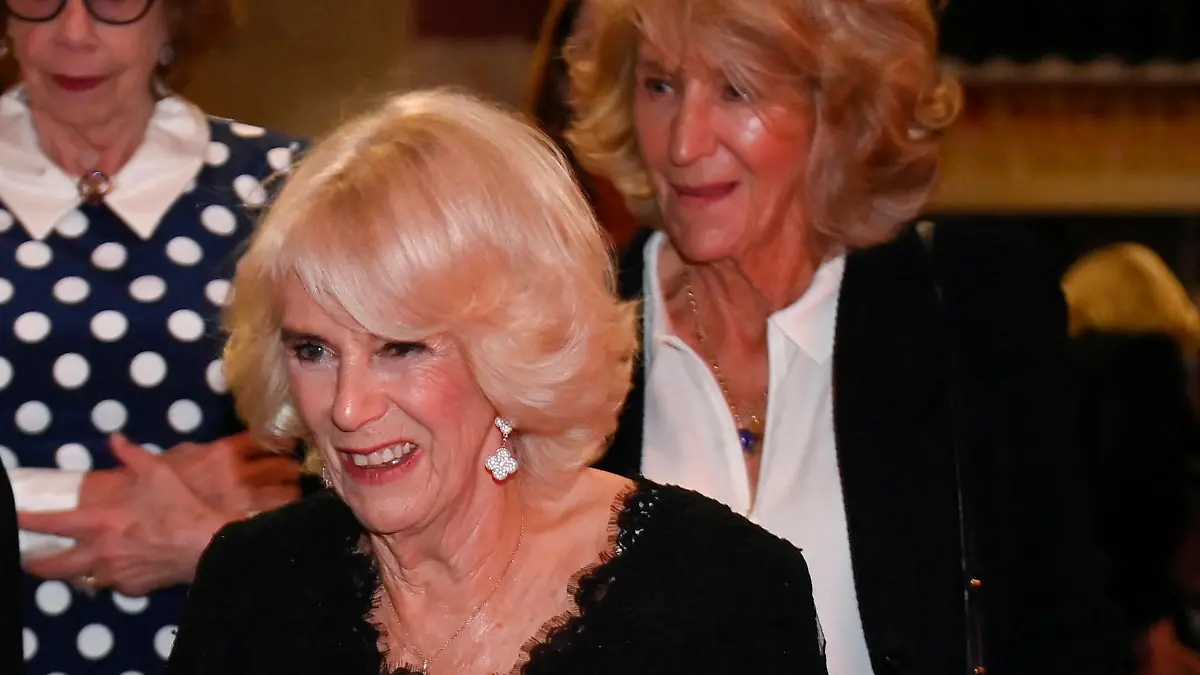 2022 Booker prize. The Queen Consort speaks with Mark Damazer (left) Chair of the Booker Prize Trustees as her sister Annabel Elliot looks on at the Booker Prize at the Roundhouse in London. Picture date: Monday October 17, 2022. See PA story ROYAL Camilla. Photo credit should read: Toby Melville/PA Wire URN:69333319