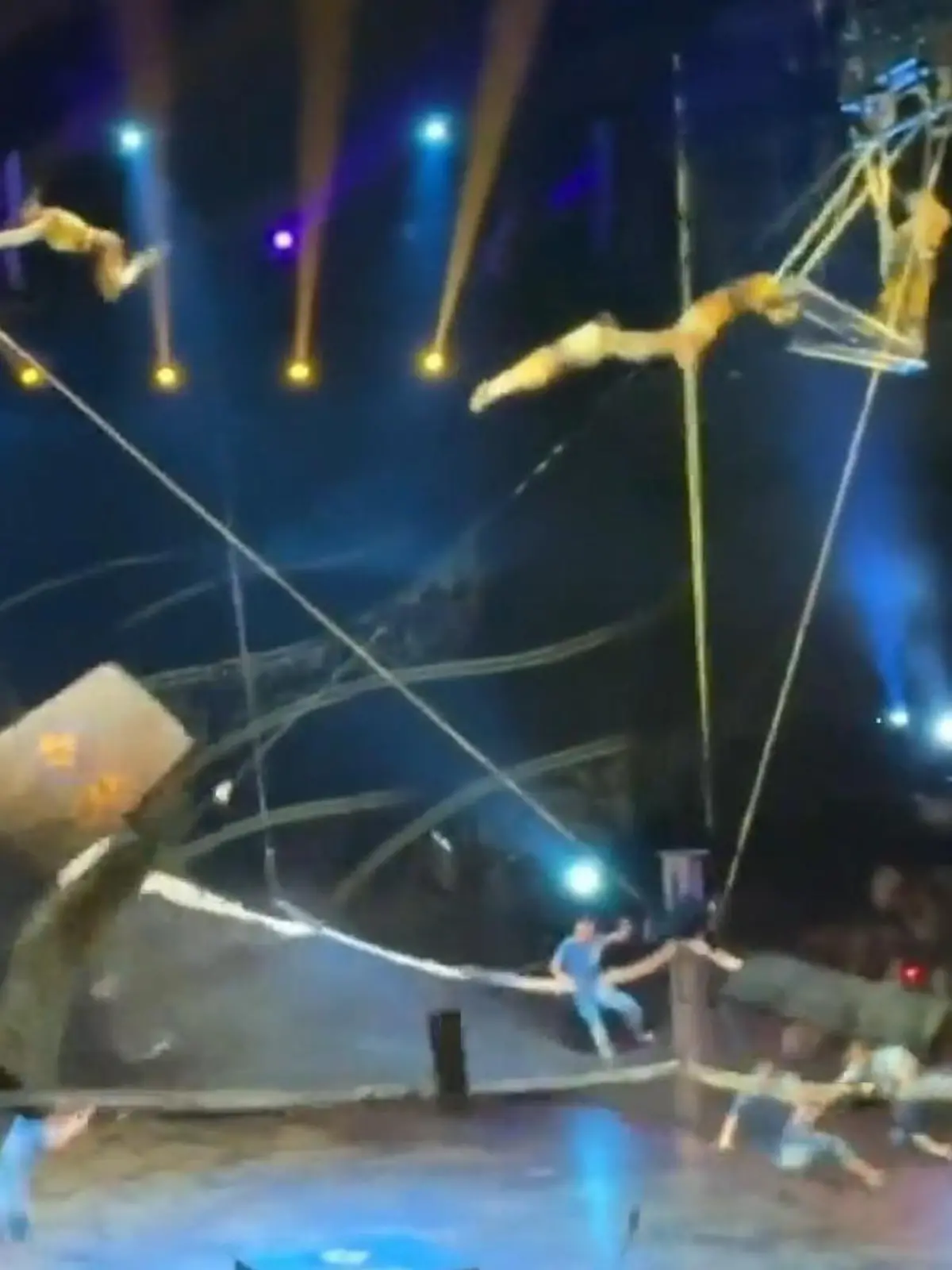 Das gehört nicht zur Show!

Mehrere Artisten werden durch die Luft katapultiert, weil die Feder eines Trampolins, das zugleich als Sicherung dienen soll, bricht. Durch den Rückschlag fliegen plötzlich die Artisten umher. Die erschreckenden Bilder dazu im Video.
