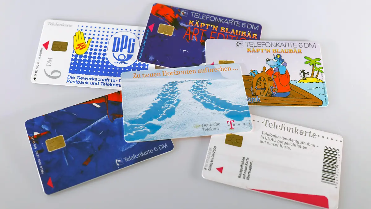 Ende Januar ist in Deutschland das Ende der Telefonkarten-Zahlung und nach 142 Jahren sind die öffentlichen Fernsprecher Geschichte. Die Telefonkarten wurden vielfach zu Geschenk- und Sammelobjekten. Der Kauf der Karten nahm bereits seit jahren starkt ab. Der größte Konkurent der Karten ist das Mobilfunktelefon.. (Symbolfoto, Themenfoto)
