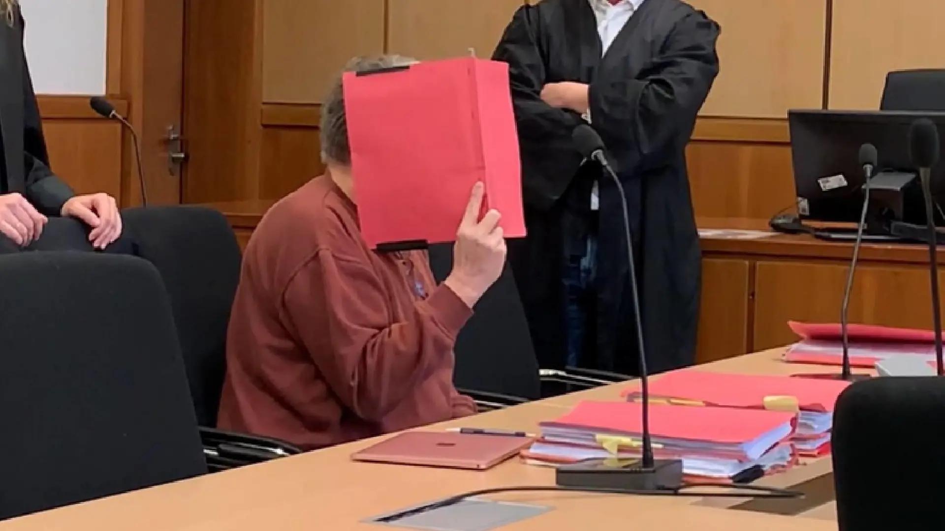 Der Angeklagte soll 15 Seniorinnen sexuell missbraucht haben.