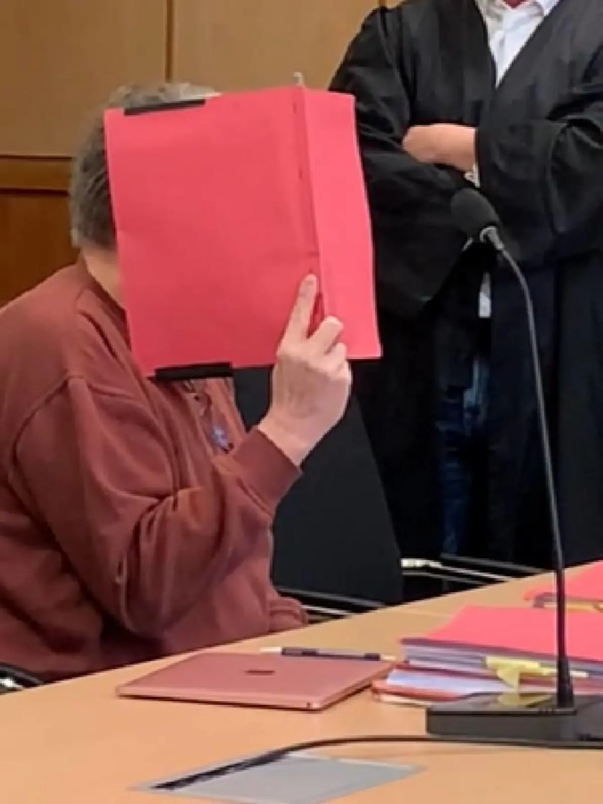 Der Angeklagte soll 15 Seniorinnen sexuell missbraucht haben.