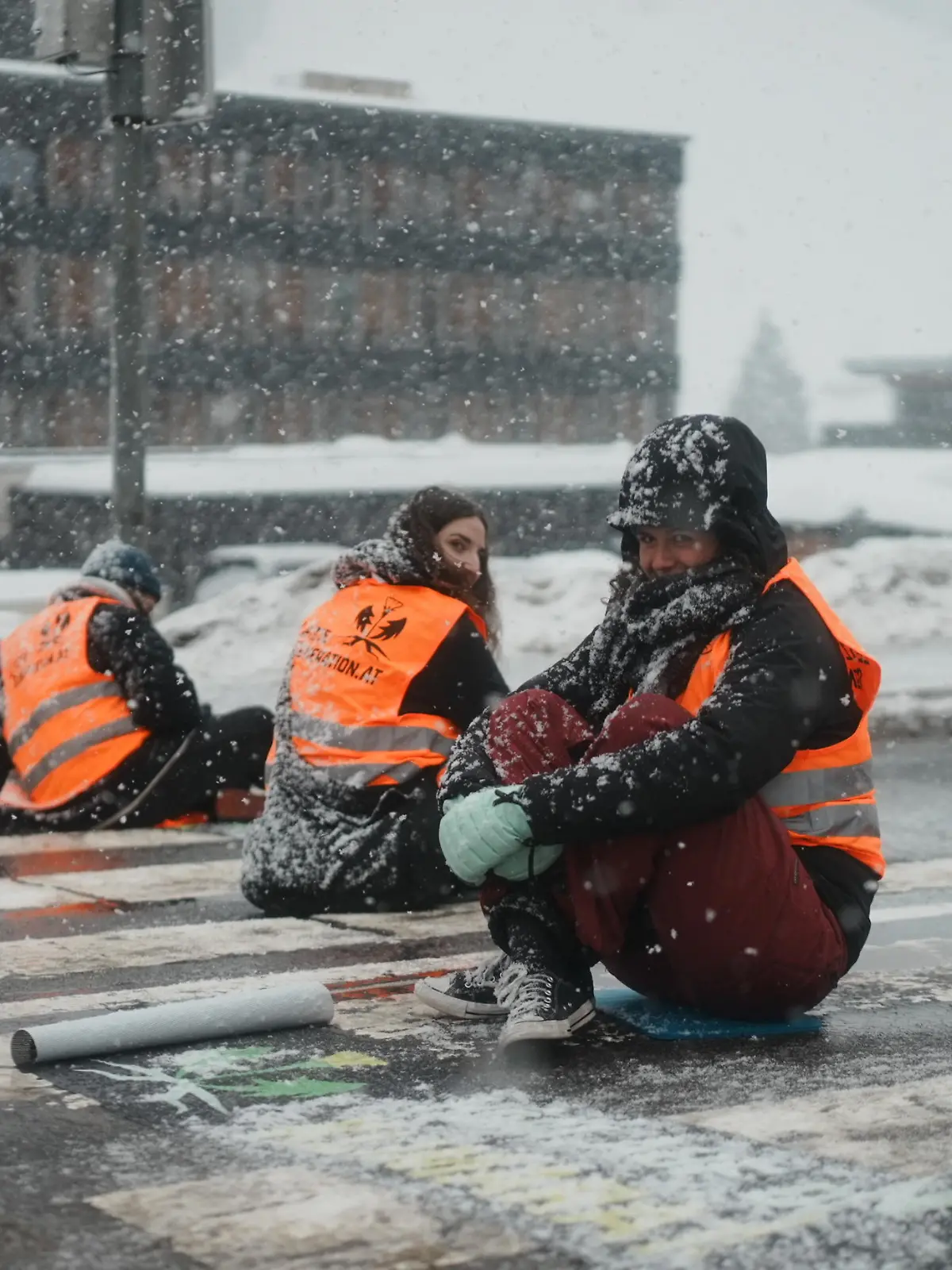 Sie kämpfen für Klimagerechtigkeit - doch mit dem Anliegen der Aktivisten der Letzten Generation waren etliche deutsche Urlauber in Ischgl nicht einverstanden.