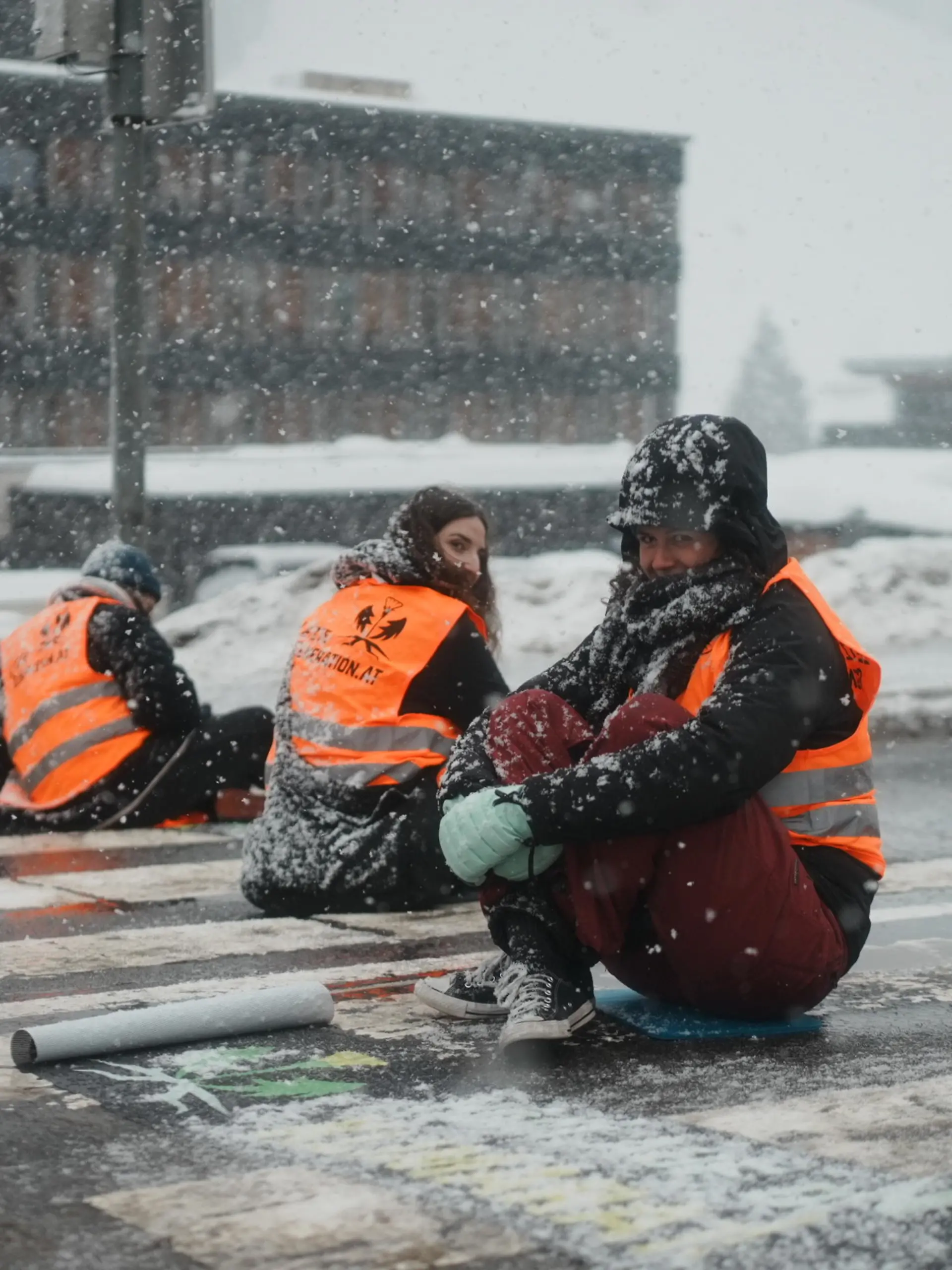 Sie kämpfen für Klimagerechtigkeit - doch mit dem Anliegen der Aktivisten der Letzten Generation waren etliche deutsche Urlauber in Ischgl nicht einverstanden.