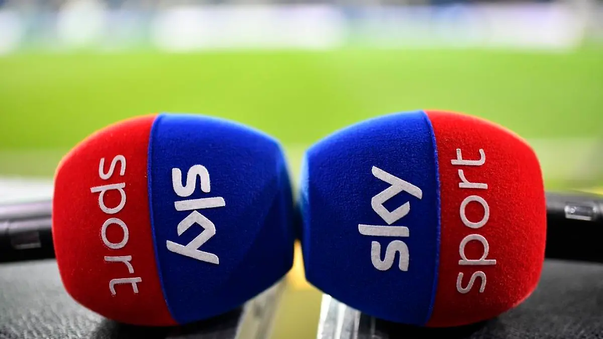 vor Spielbeginn: SKY Mikrofon Mikro Logo liegt auf Moderationstisch TSG 1899 Hoffenheim vs SV Darmstadt 98 D98 19.12.2023 DFL REGULATIONS PROHIBIT ANY USE OF PHOTOGRAPHS AS IMAGE SEQUENCES AND/OR QUASI-VIDEO