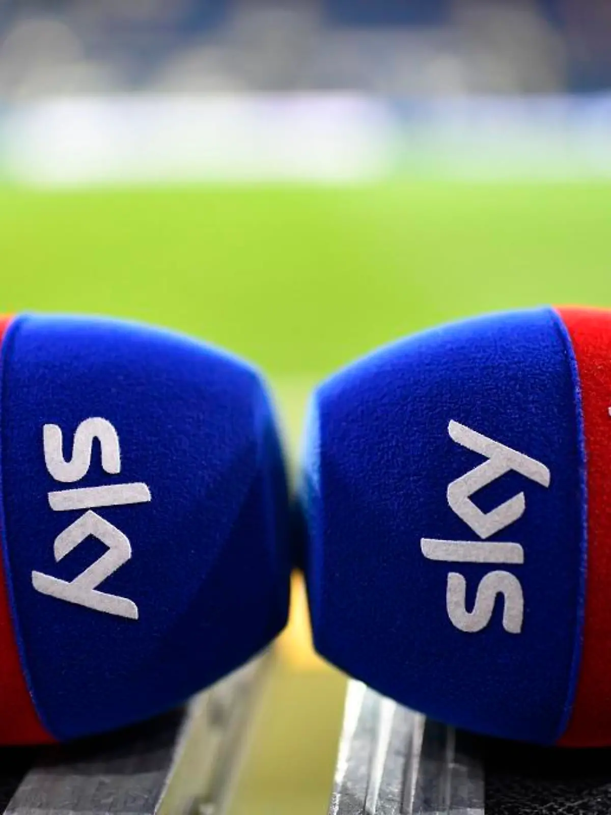vor Spielbeginn: SKY Mikrofon Mikro Logo liegt auf Moderationstisch TSG 1899 Hoffenheim vs SV Darmstadt 98 D98 19.12.2023 DFL REGULATIONS PROHIBIT ANY USE OF PHOTOGRAPHS AS IMAGE SEQUENCES AND/OR QUASI-VIDEO