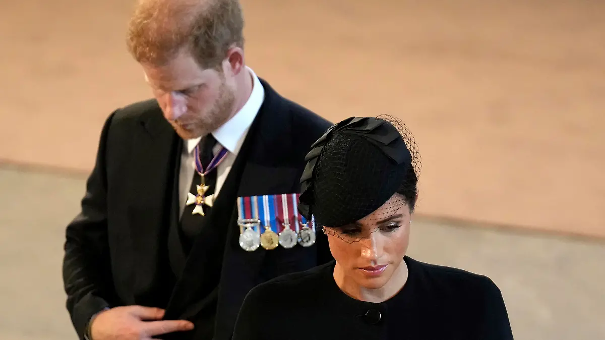 14.09.2022, Großbritannien, London: Prinz Harry und seine Frau Meghan, Herzogin von Sussex, erweisen Königin Elizabeth II. die letzte Ehre, während der Sarg in der Westminster Hall für die Aufbahrung bereitsteht. Waren sie nie eingeladen oder wurden sie wieder ausgeladen? Um die Teilnahme von Queen-Enkel Prinz Harry und seiner Ehefrau Herzogin Meghan am Staatsempfang für die Gäste des Begräbnisses der Königin gibt es Verwirrung. (zu dpa "Ausgeladen oder nie eingeladen? Harry, Meghan und der Staatsempfang") Foto: Christopher Furlong/Pool Getty Images/AP/dpa +++ dpa-Bildfunk +++