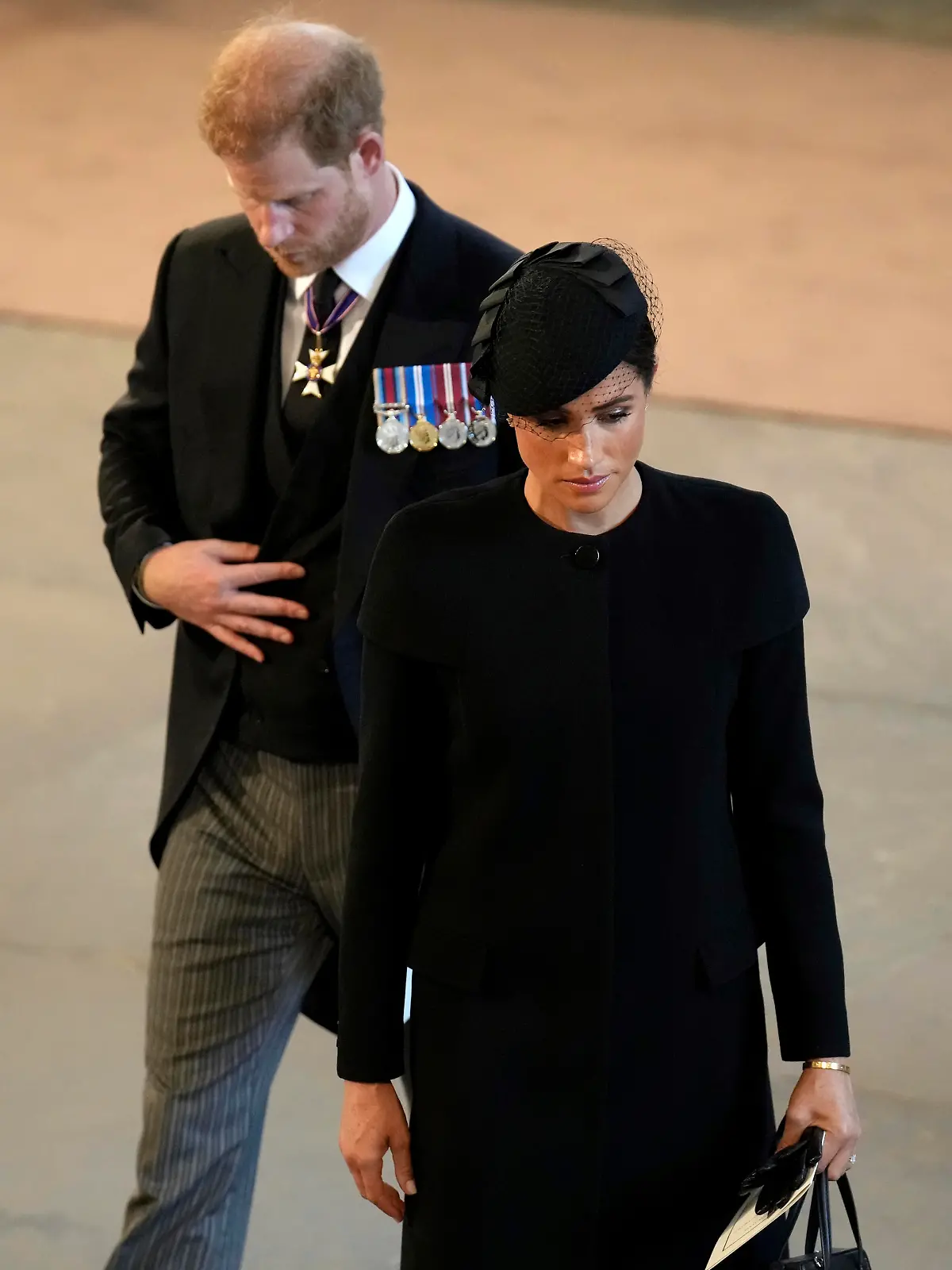 14.09.2022, Großbritannien, London: Prinz Harry und seine Frau Meghan, Herzogin von Sussex, erweisen Königin Elizabeth II. die letzte Ehre, während der Sarg in der Westminster Hall für die Aufbahrung bereitsteht. Waren sie nie eingeladen oder wurden sie wieder ausgeladen? Um die Teilnahme von Queen-Enkel Prinz Harry und seiner Ehefrau Herzogin Meghan am Staatsempfang für die Gäste des Begräbnisses der Königin gibt es Verwirrung. (zu dpa "Ausgeladen oder nie eingeladen? Harry, Meghan und der Staatsempfang") Foto: Christopher Furlong/Pool Getty Images/AP/dpa +++ dpa-Bildfunk +++