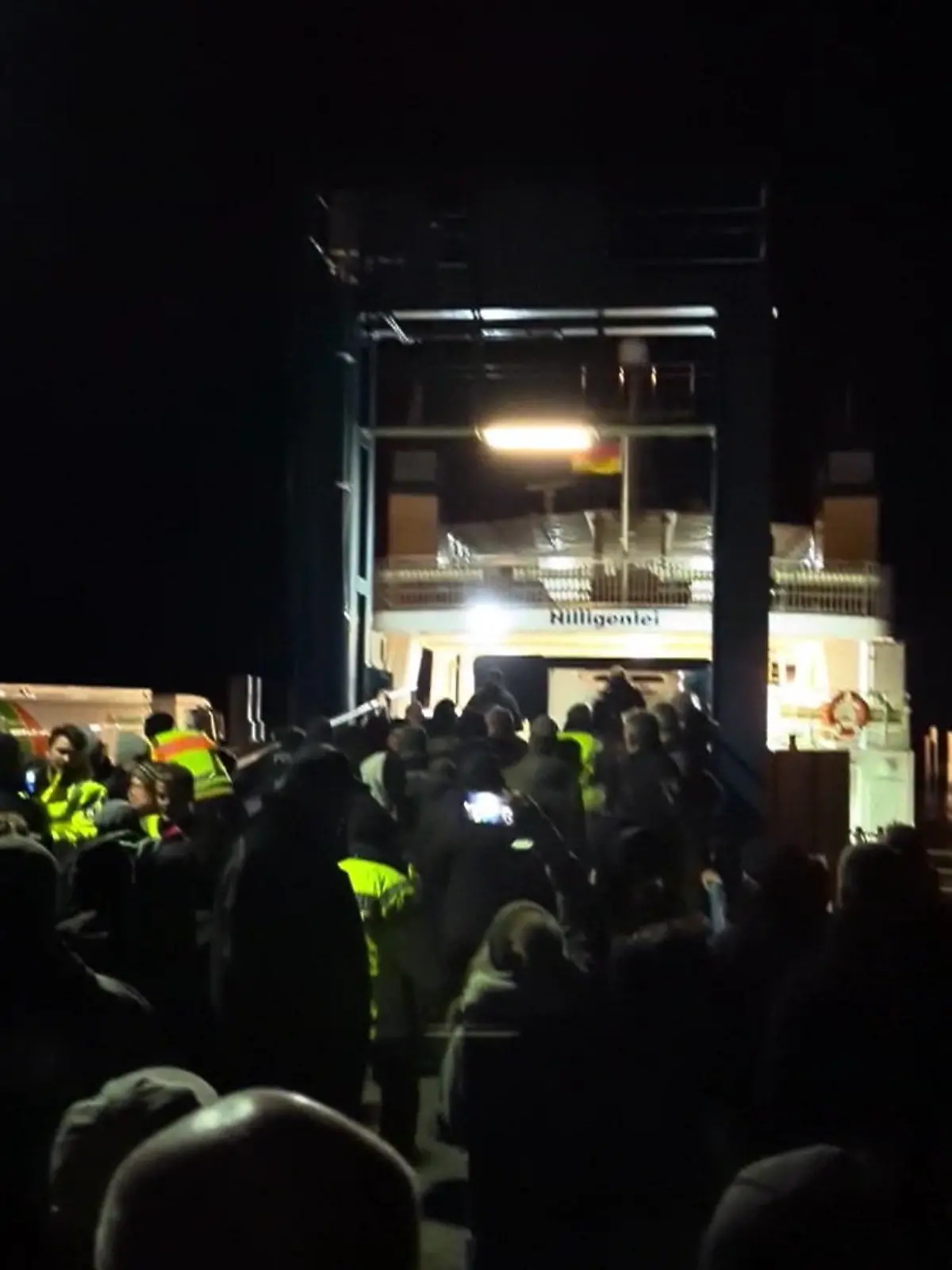 Mehr als hundert wütende Bauern haben am Abend in Schleswig- Holstein eine Fähre blockiert, auf der Bundeswirtschaftsminister Robert Habeck war. Der ist gerade aus dem Urlaub gekommen und musste vor den wütenden Bauern regelrecht fliehen.  Die Landwirte sind sauer, weil die Bundesregierung Subventionen abbauen will.