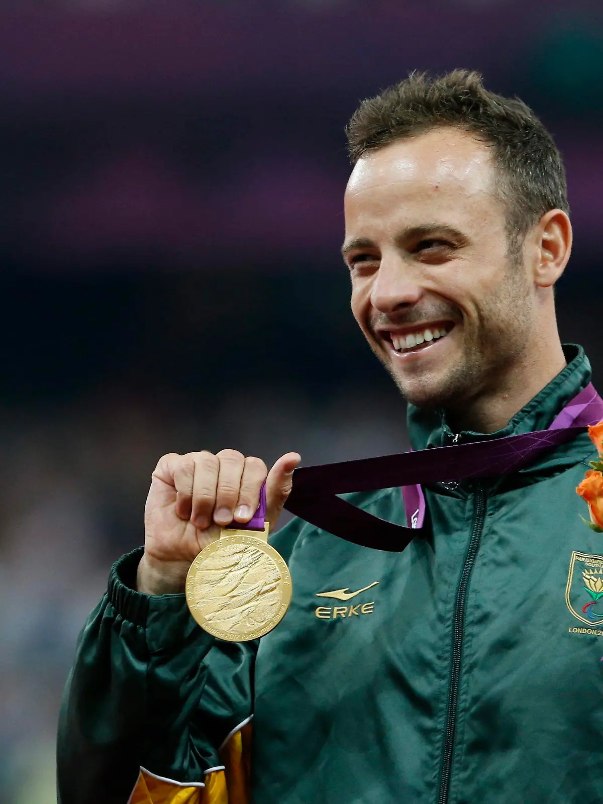 epa03582921 A file picture dated 08 September 2012 shows Oscar Pistorius of South Africa celebrating with his gold medal following the men's 400m - T44 final at the Olympic Stadium during the London 2012 Paralympic Games in London, Britain,. According to media reports on 14 February 2013, Pistorius is in police custody after a woman was shot four times and killed. EPA/TAL COHEN +++(c) dpa - Bildfunk+++