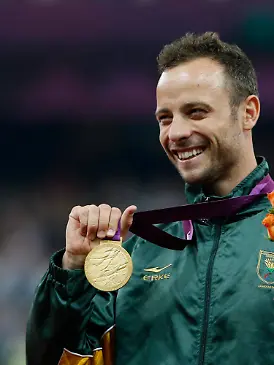 epa03582921 A file picture dated 08 September 2012 shows Oscar Pistorius of South Africa celebrating with his gold medal following the men's 400m - T44 final at the Olympic Stadium during the London 2012 Paralympic Games in London, Britain,. According to media reports on 14 February 2013, Pistorius is in police custody after a woman was shot four times and killed. EPA/TAL COHEN +++(c) dpa - Bildfunk+++