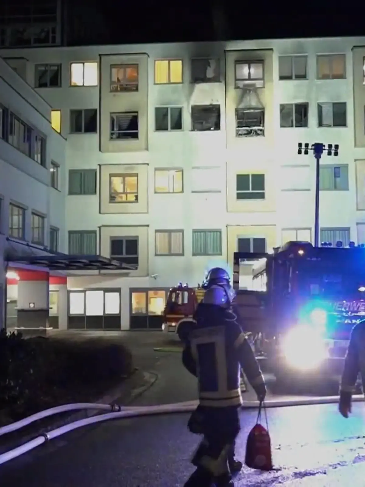 dpa 
Bei einem Brand in einem Krankenhaus in der niedersächsischen Stadt Uelzen ist ein Mensch ums Leben gekommen. 22 weitere Personen wurden verletzt, sechs von ihnen schwer, wie ein Sprecher der Feuerwehr in der Nacht zum Freitag sagte. Bei den Verletzungen handele es sich um Rauchvergiftungen und Brandwunden. Das Feuer konnte nach Angaben der Feuerwehr schnell gelöscht werden.

Der Brand war am späten Donnerstagabend im dritten Stock der Klinik ausgebrochen, wie es hieß. Er griff auf mehrere Patientenzimmer über. Zahlreiche Personen mussten aus dem Krankenhaus gerettet werden, einige über Leitern. Etwa 140 Rettungskräfte waren im Einsatz.

Der Rettungsdienst richtete laut Feuerwehr eine Sammelstelle ein, in der die Patienten untersucht wurden. Sie wurden dann auf andere Stationen der Klinik verteilt oder in umliegende Krankenhäuser gebracht. Wie viele Menschen insgesamt von dem Feuer und dessen Auswirkungen betroffen waren, war zunächst nicht bekannt.