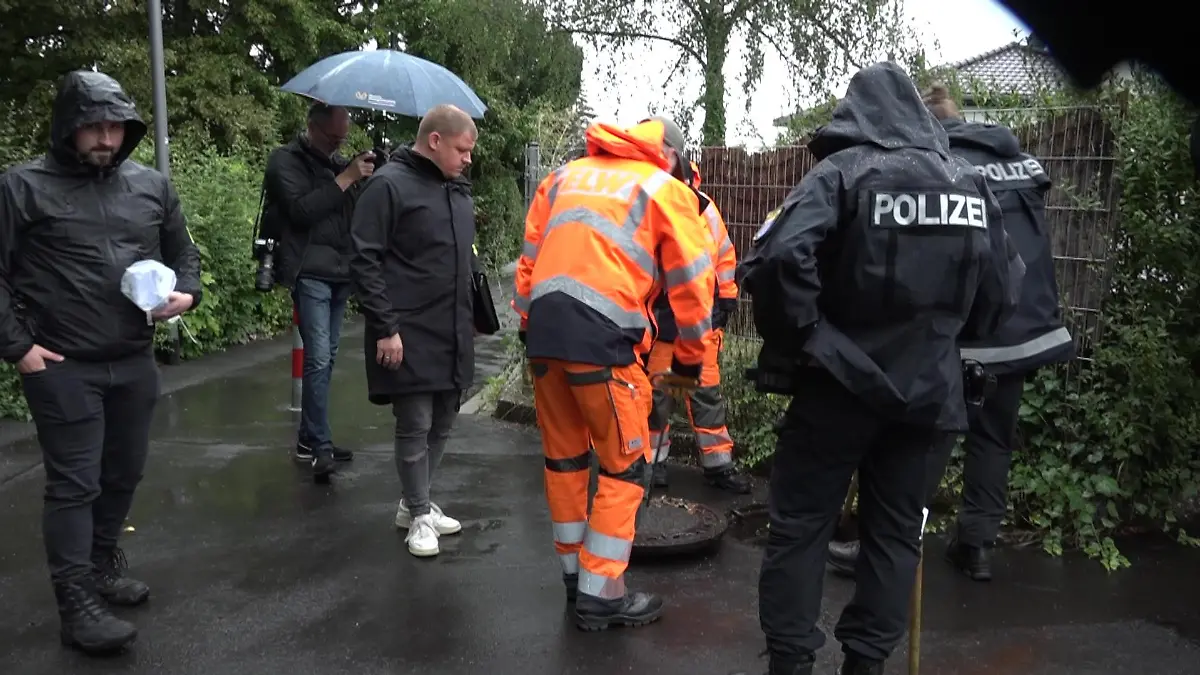 Die Spuren, die den Tod der 81-Jährigen aufklären, könnten überall sein - auch unter dem Gullydeckel.