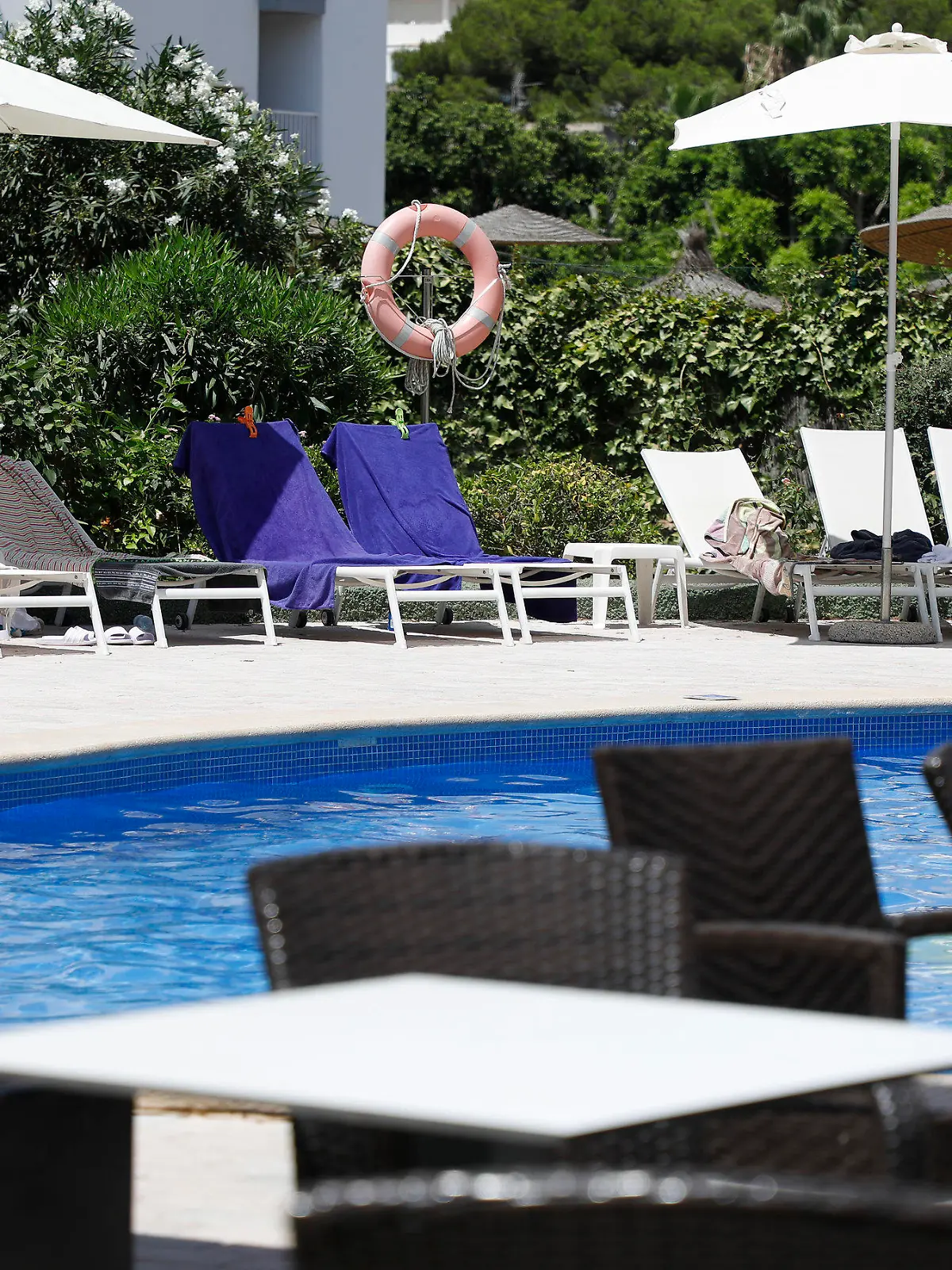 ARCHIV - 20.07.2022, Spanien, Palma: Handtücher liegen auf Sonnenliegen an einem Pool. Zum Reservieren gab es jetzt ein Gerichtsurteil. (zu dpa: «Streit um reservierte Liegen am Pool - Kläger erhält Erstattung») Foto: Clara Margais/dpa +++ dpa-Bildfunk +++