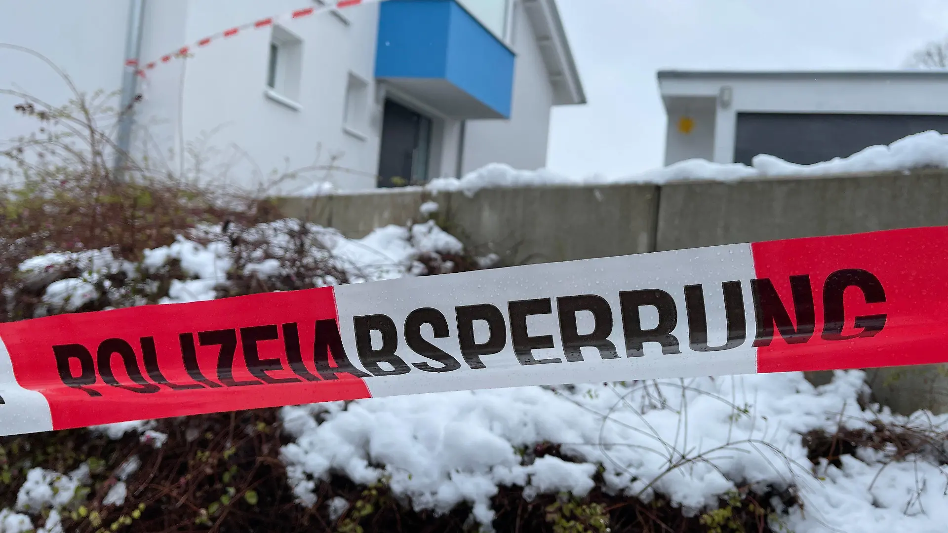 09.01.2022, Bayern, Mistelbach: Ein Absperrband der Polizei ist vor einem Einfamilienhaus gespannt. Nachbarn hörten Hilferufe - und alarmierten die Polizei: In einem Keller in Mistelbach wurde am Sonntag ein lebloses Paar mit Stichverletzungen gefunden. Foto: News5 / Fricke/NEWS5/dpa-mag +++ dpa-Bildfunk +++