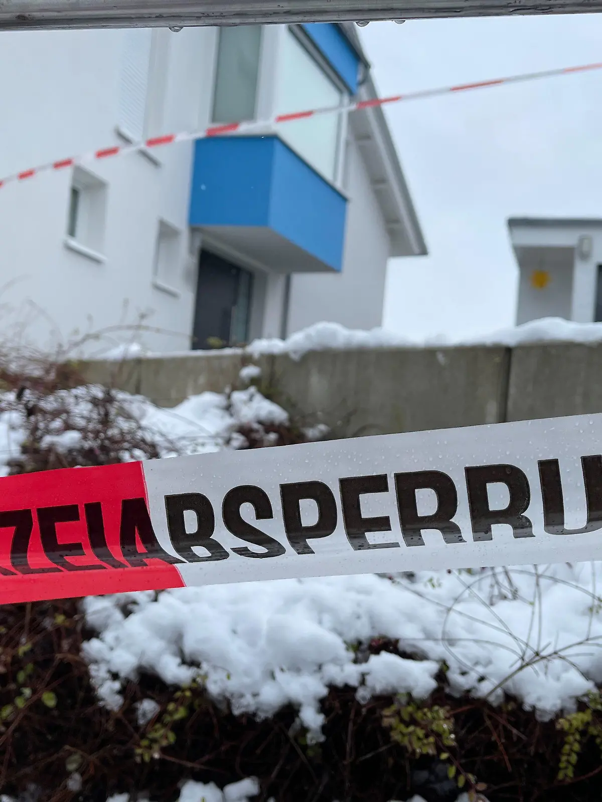 09.01.2022, Bayern, Mistelbach: Ein Absperrband der Polizei ist vor einem Einfamilienhaus gespannt. Nachbarn hörten Hilferufe - und alarmierten die Polizei: In einem Keller in Mistelbach wurde am Sonntag ein lebloses Paar mit Stichverletzungen gefunden. Foto: News5 / Fricke/NEWS5/dpa-mag +++ dpa-Bildfunk +++