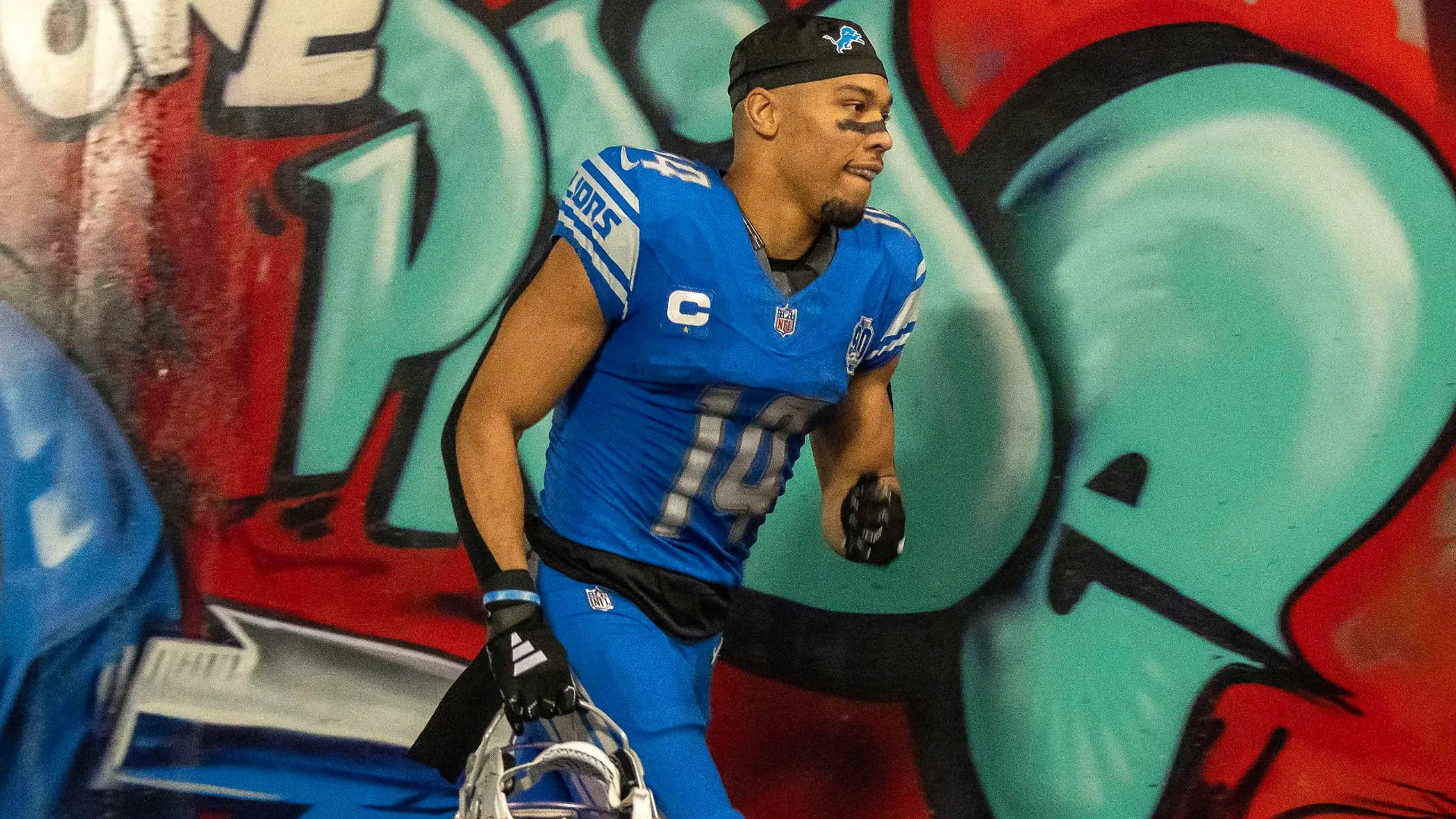 NFL, American Football Herren, USA Denver Broncos at Detroit Lions Dec 16, 2023 Detroit, Michigan, USA Detroit Lions wide receiver Amon-Ra St. Brown 14 runs up the tunnel after the victory against the Denver Broncos at Ford Field. Detroit Ford Field Michigan USA, EDITORIAL USE ONLY PUBLICATIONxINxGERxSUIxAUTxONLY Copyright: xDavidxReginekx 20231216_mcd_kd7_308