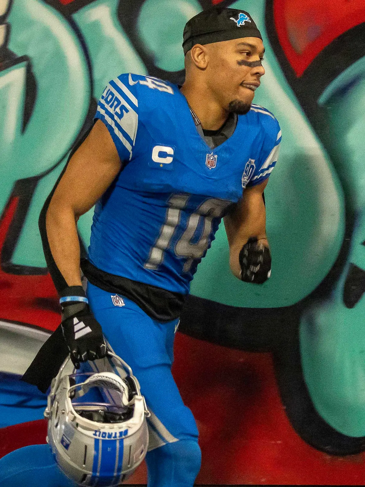 NFL, American Football Herren, USA Denver Broncos at Detroit Lions Dec 16, 2023 Detroit, Michigan, USA Detroit Lions wide receiver Amon-Ra St. Brown 14 runs up the tunnel after the victory against the Denver Broncos at Ford Field. Detroit Ford Field Michigan USA, EDITORIAL USE ONLY PUBLICATIONxINxGERxSUIxAUTxONLY Copyright: xDavidxReginekx 20231216_mcd_kd7_308