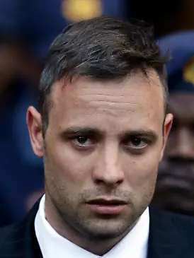 ARCHIV - 15.06.2016, Südafrika, Pretoria: Oscar Pistorius, einstige südafrikanische Sportstar, verlässt am nach der Urteilsverkündung den High Court. Pistorius ist am 05.01.2024 auf Bewährung aus der Haft entlassen worden. Vor fast elf Jahren tötete er seine damalige Freundin. Foto: Themba Hadebe/AP +++ dpa-Bildfunk +++