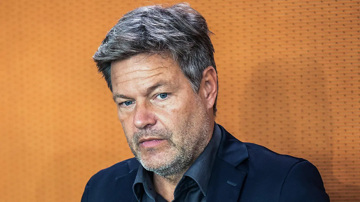 ARCHIV - 27.09.2023, Berlin: Robert Habeck (Bündnis 90/Die Grünen), Bundesminister für Wirtschaft und Klimaschutz, aufgenommen vor Beginn der Sitzung des Bundeskabinetts im Kanzleramt. Wütende Bauern haben Vizekanzler Habeck in Schlüttsiel in Schleswig-Holstein am Verlassen einer Fähre gehindert. (RECROP) (zu dpa: "Bauern hindern Minister Habeck am Verlassen einer Fähre") Foto: Michael Kappeler/dpa +++ dpa-Bildfunk +++