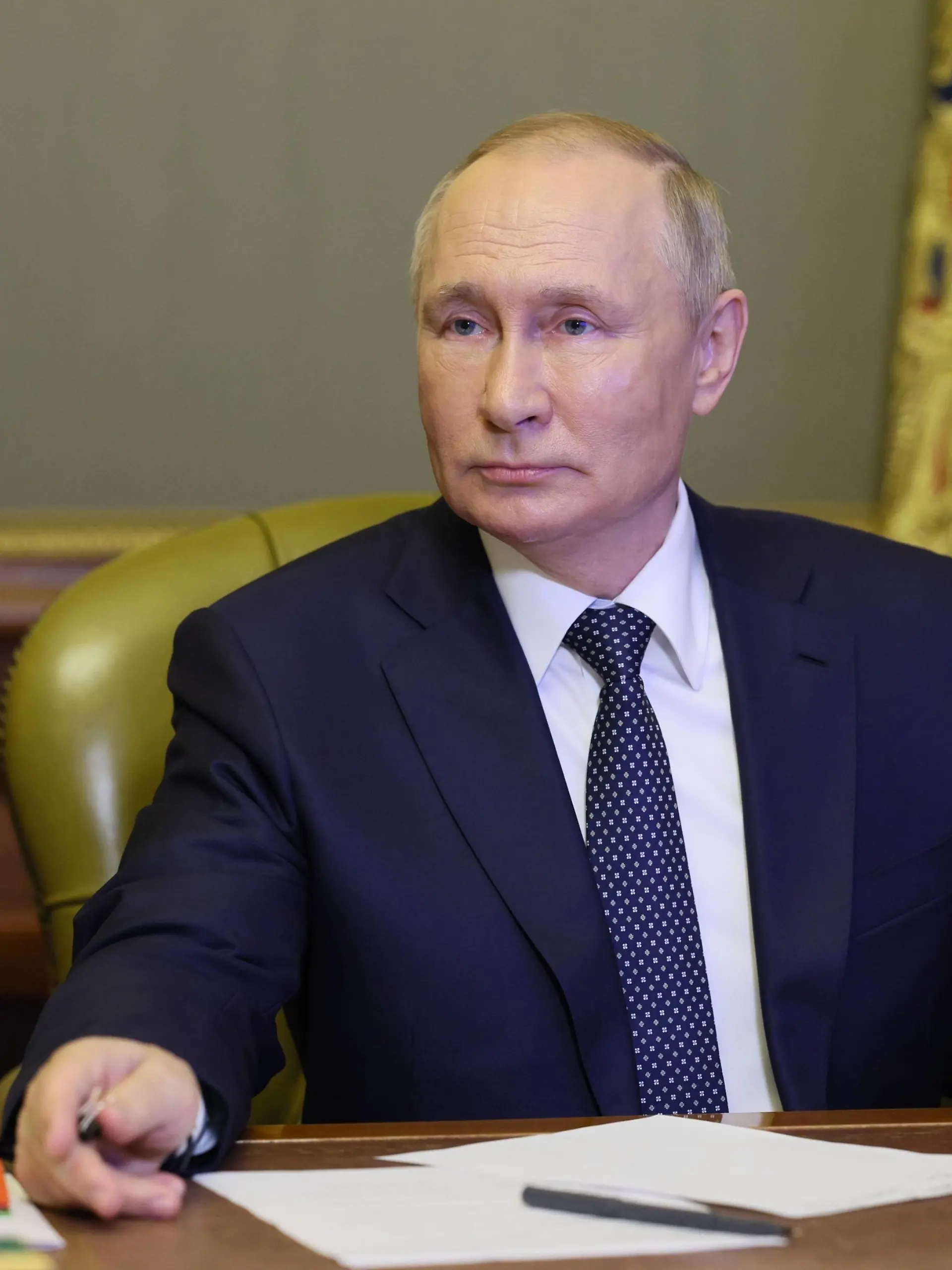 News Themen der Woche KW41 News Bilder des Tages Russland, Wladimir Putin Videokonferenz in St. Petersburg  Russia Putin 8292593 10.10.2022 Russian President Vladimir Putin holds a video conference meeting with elected heads of Russian regions, in Saint-Petersburg, Russia. Gavriil Grigorov / Sputnik St. Petersburg Russia PUBLICATIONxINxGERxSUIxAUTxONLY Copyright: xGavriilxGrigorovx