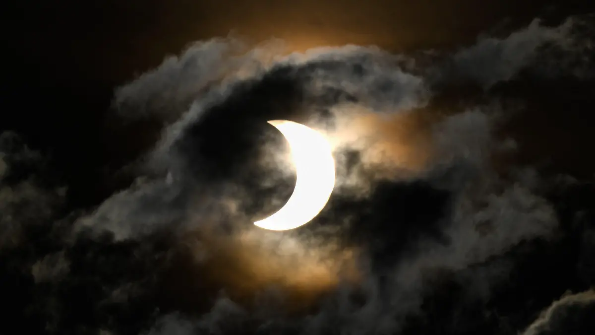 21.06.2020, Kenia, Nairobi: Eine partielle Sonnenfinsternis ist in Nairobi zu beobachten. Foto: Li Yan/XinHua/dpa +++ dpa-Bildfunk +++