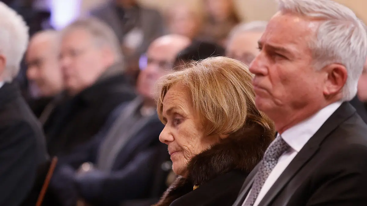 05.01.2024, Baden-Württemberg, Offenburg: Ingeborg Schäuble (M), Witwe von Wolfgang Schäuble, sitzt beim Gottesdienst bei der Trauerfeier für Wolfgang Schäuble. Der frühere Bundestagspräsident und Bundesminister gehörte in Deutschland zu den einflussreichsten Politikern der vergangenen Jahrzehnte. Foto: Philipp von Ditfurth/dpa/dpa/Pool +++ dpa-Bildfunk +++