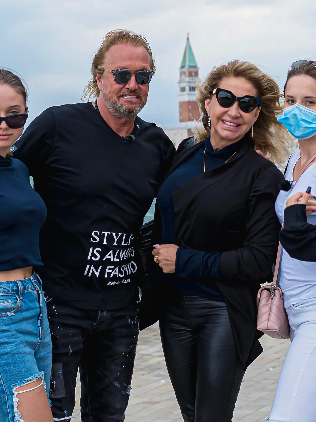  Italien, Venedig - Die Geissens - Eine schrecklich glamouröse Familie, Dreharbeiten zur Serie mit RTL 2 v.li.Shania Tyra Maria Geiss, Robert Geiss, Carmen Geiss, Davina Shakira Geiss Mit Mundschutz im Hafen von Venedig, im Hintergrund der Markusturm Venedig Venedig Italien *** Italy, Venice The Geissen A terribly glamorous family, filming of the series with RTL 2 v li Shania Tyra Maria Geiss, Robert Geiss, Carmen Geiss, Davina Shakira Geiss With mouthguard in the port of Venice, in the background the marquee of Venice Venice Italy