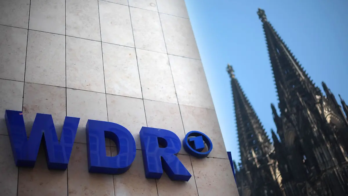 Der WDR (Westdeutscher Rundfunk) mit dem Dom in Köln.