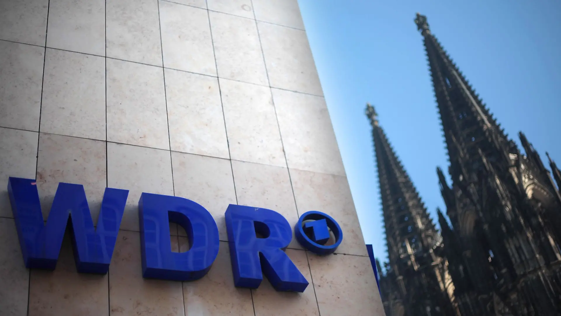 Der WDR (Westdeutscher Rundfunk) mit dem Dom in Köln.