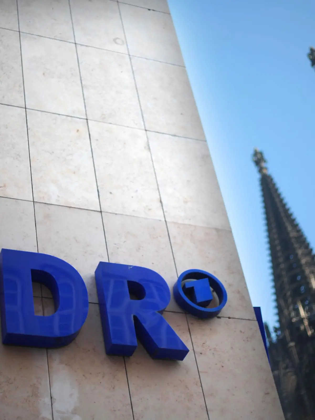 Der WDR (Westdeutscher Rundfunk) mit dem Dom in Köln.