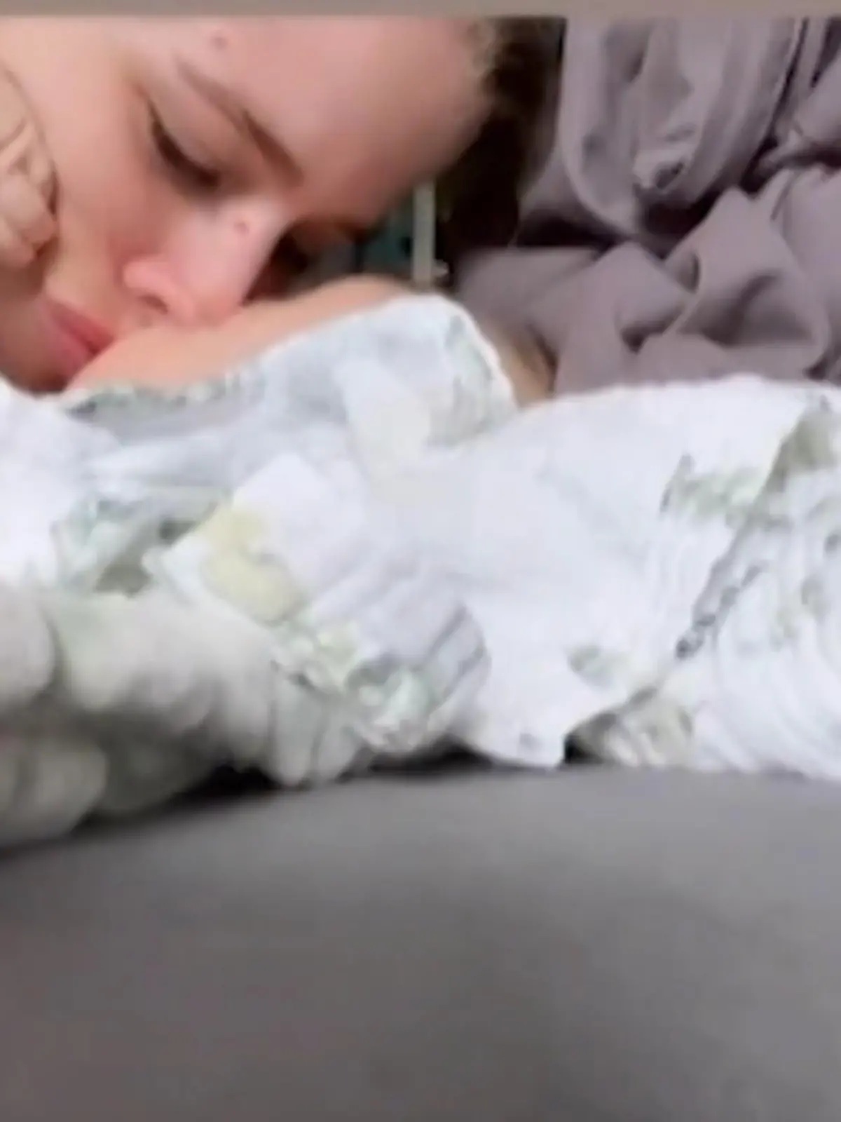 Saskia Atzerodt hat Spaß mit Söhnchen Elias.
